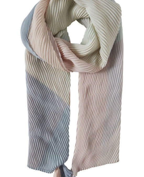 Foulard autour du cou, dans les cheveux, à la taille : les façons tendance du nouer