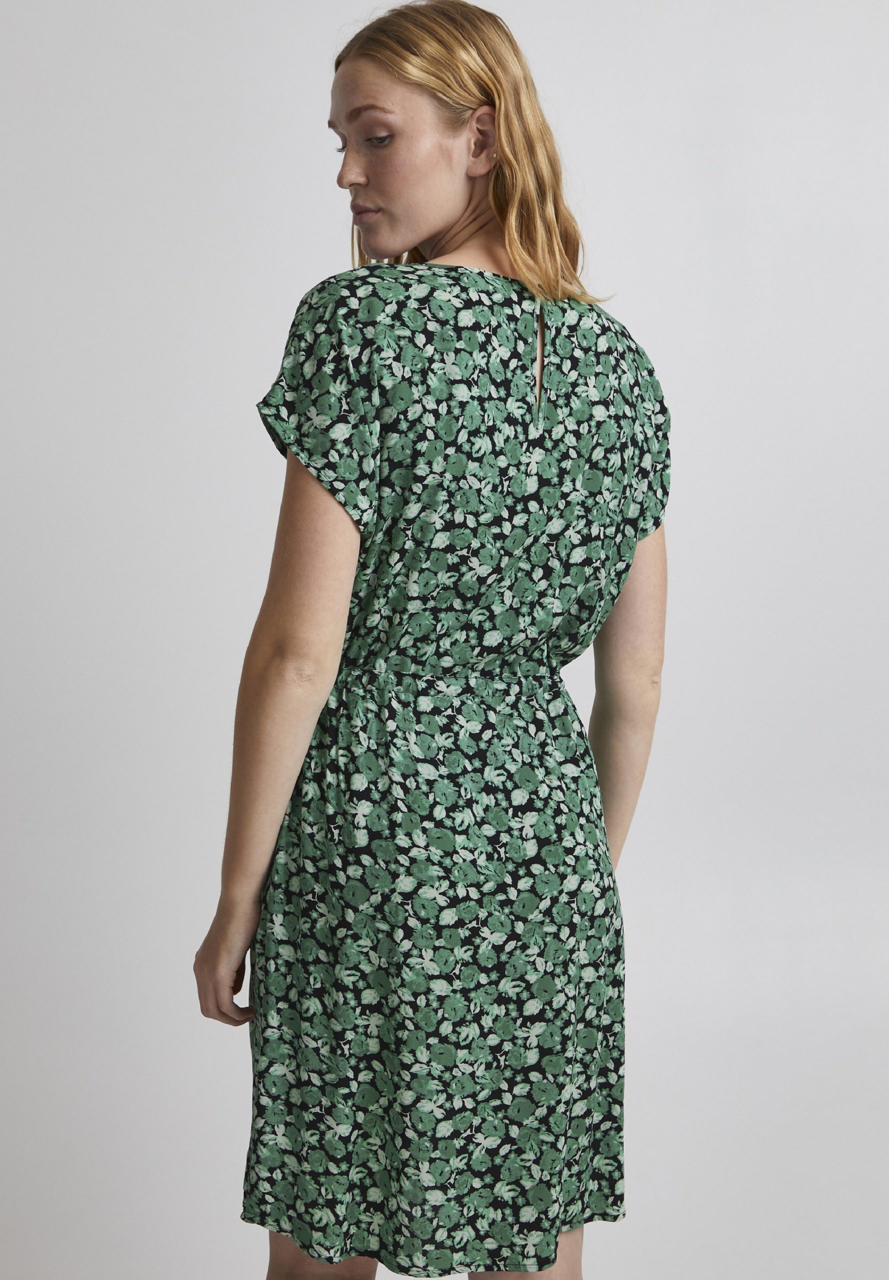 Robe courte fleurie – Fraîcheur et féminité – Image 3